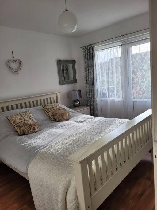 Riverside Bungalow - Direct River Access! Ystradgynlais Экстерьер фото